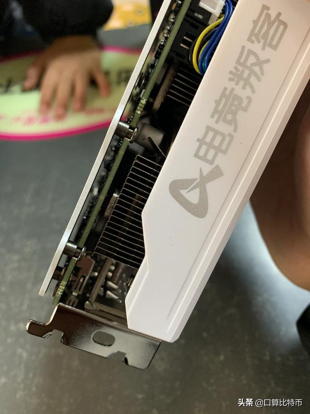 挖比特币的算力不应该是CPU么<strong></p>
<p>显卡挖eth</strong>？为何涨价的是显卡？